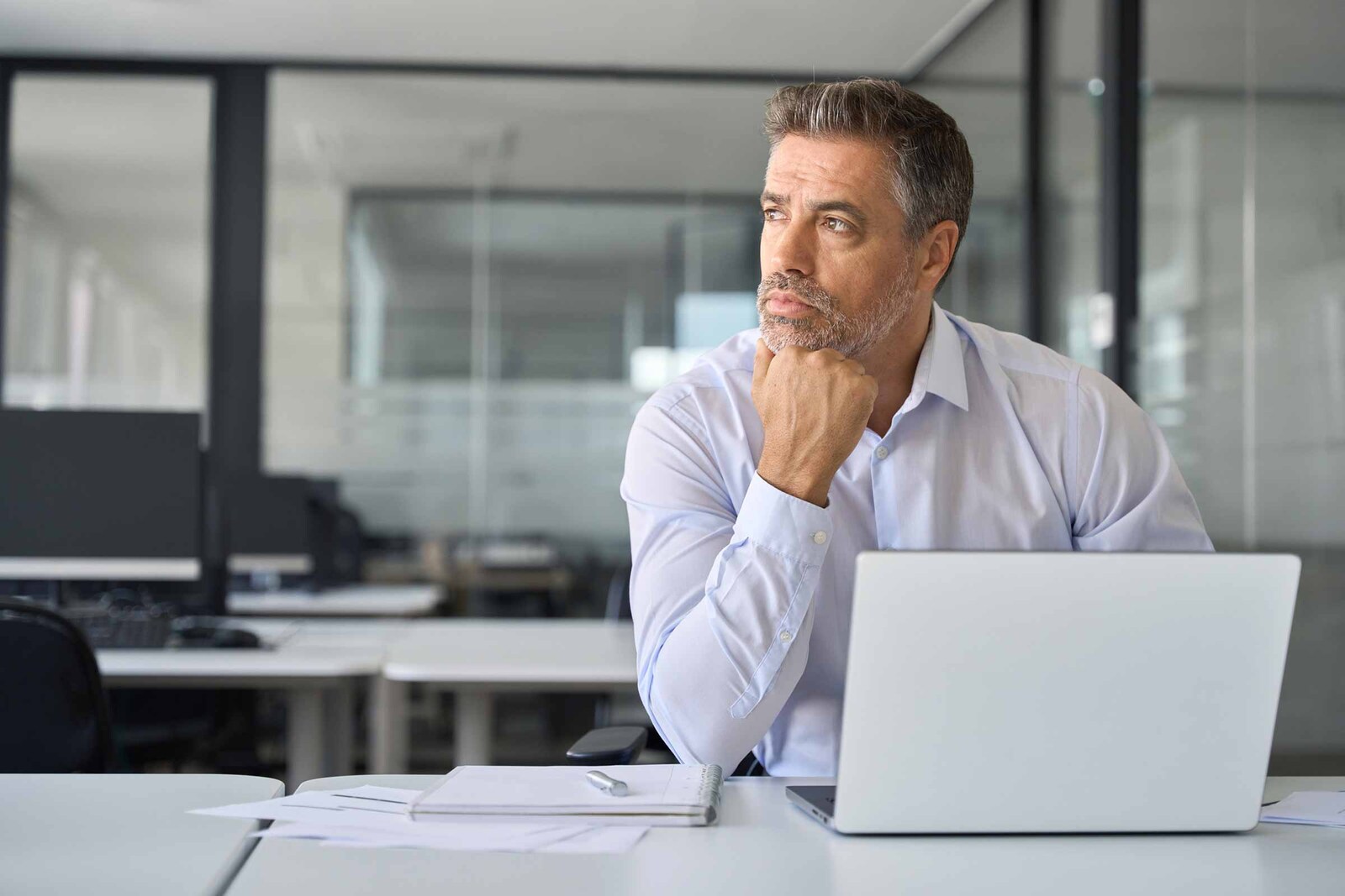 Empresario revisando el modelo 180