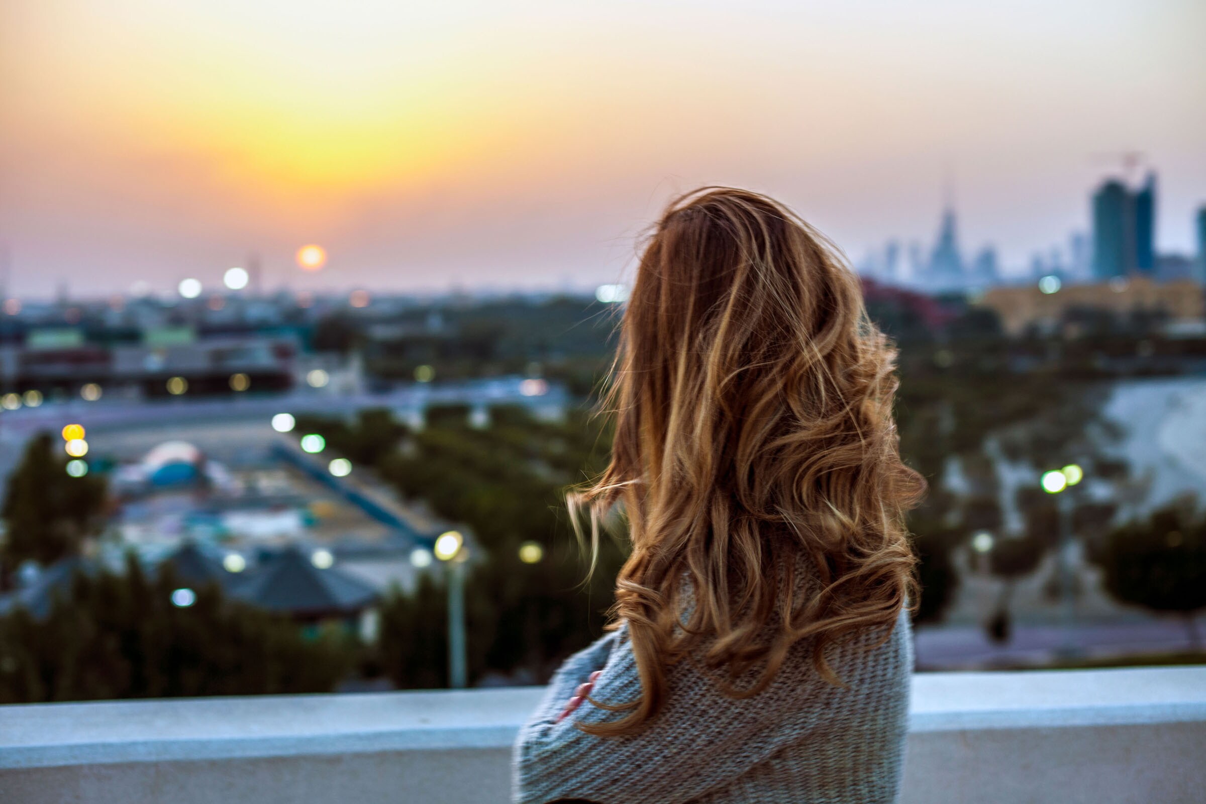 Dos personas analizando el valor de mercado de una vivienda