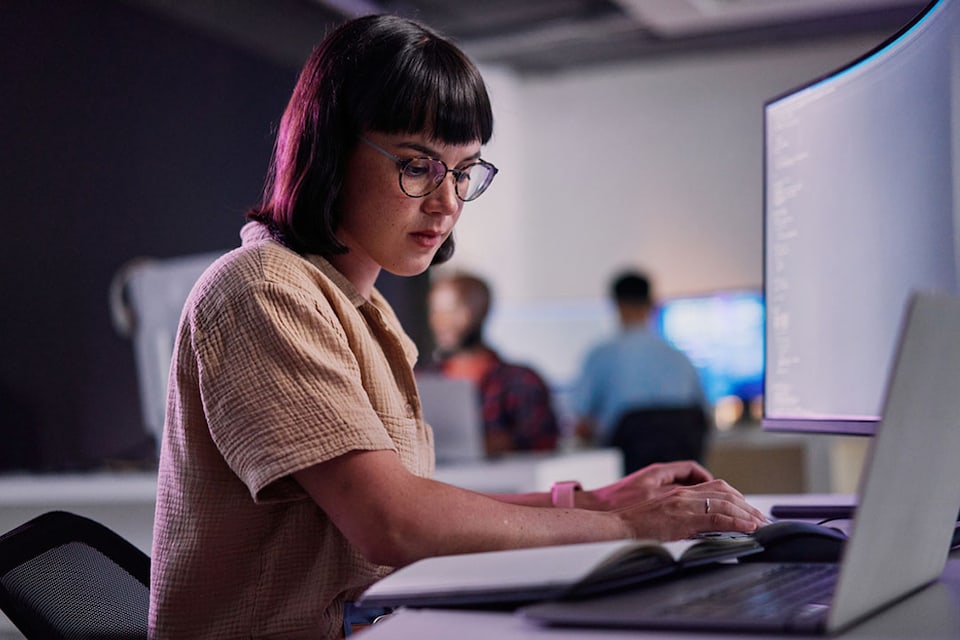 Mujer creando un prompt para IA