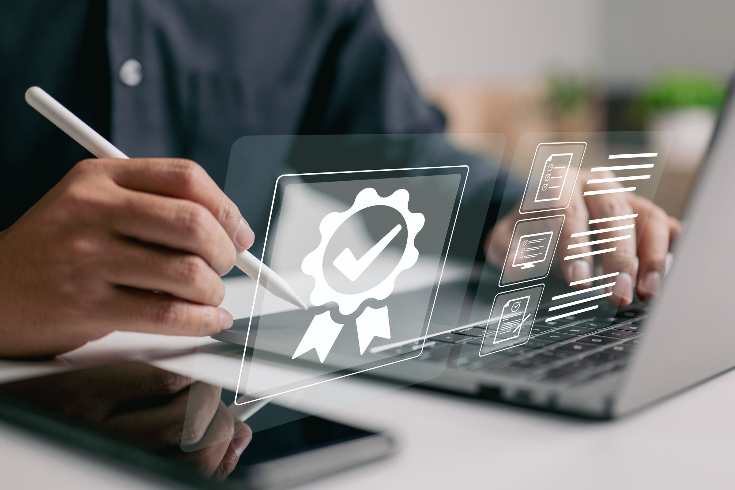 Persona en pleno proceso de realización de un estudio de mercado para abrir un negocio