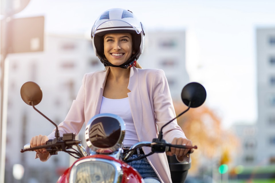Mujer conduciendo una moto