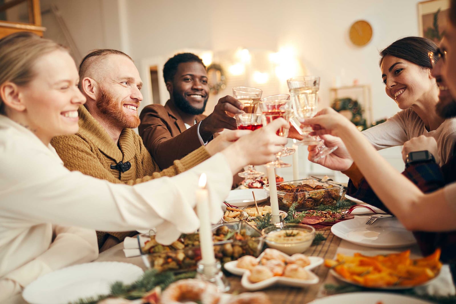Grupo de amigos celebrando o Nadal e brindando