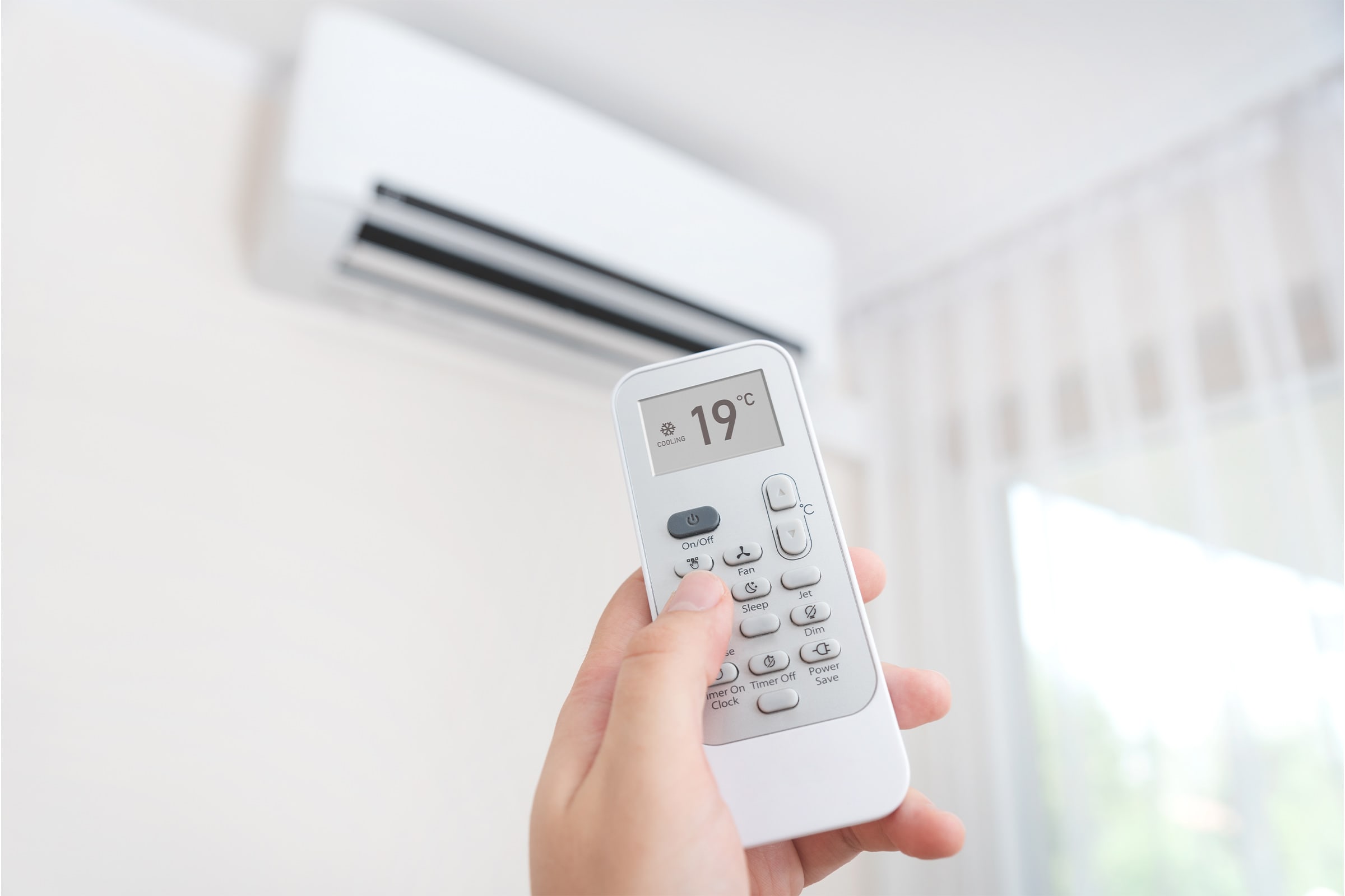 Persoa axustando o aire acondicionado a 19 ℃