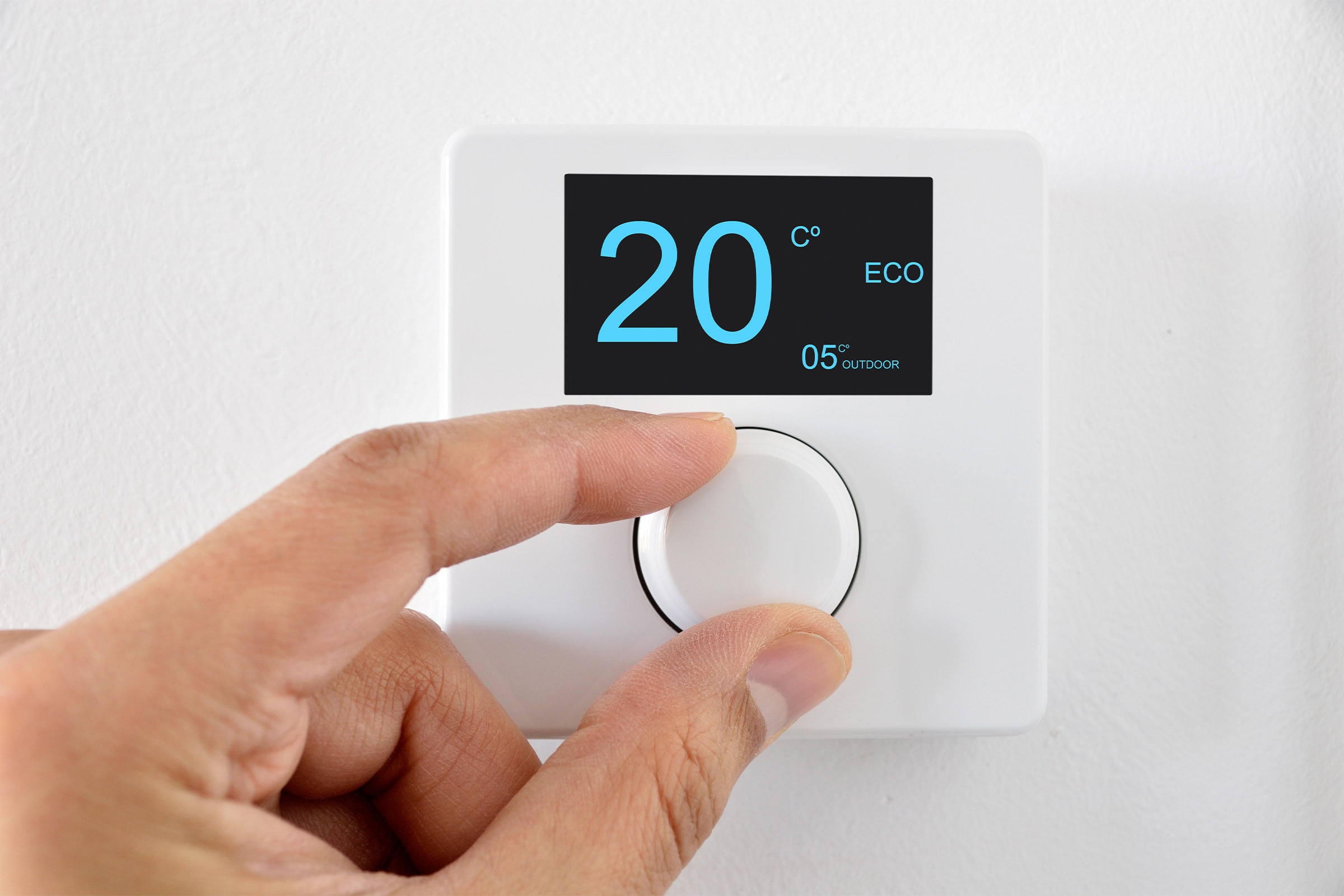 Persoa pondo a calefacción do seu fogar a 20 ℃