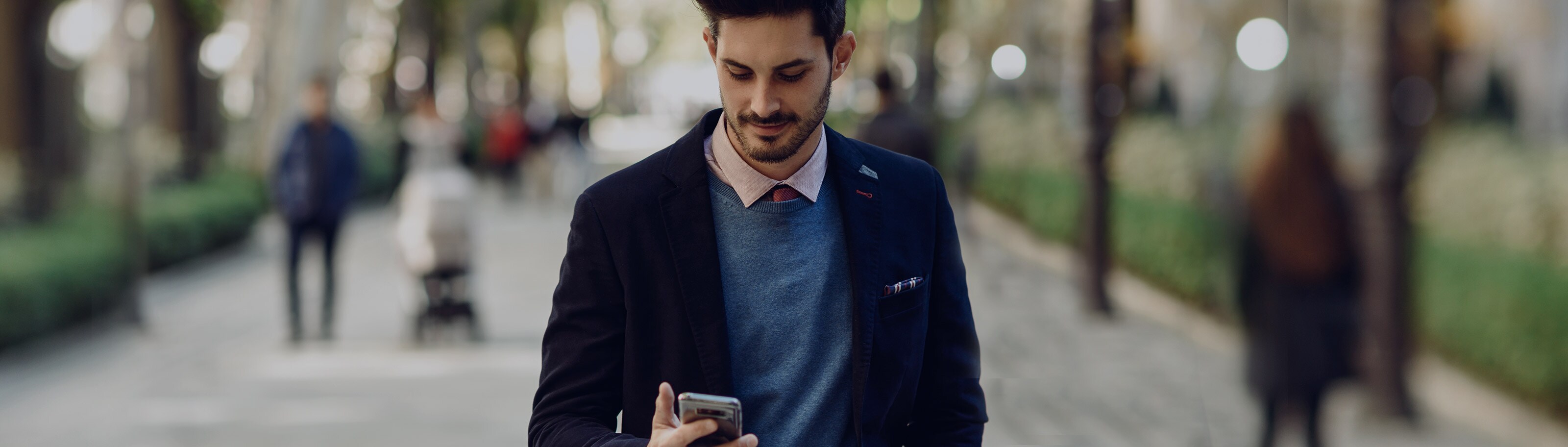 Home consultando o smartphone