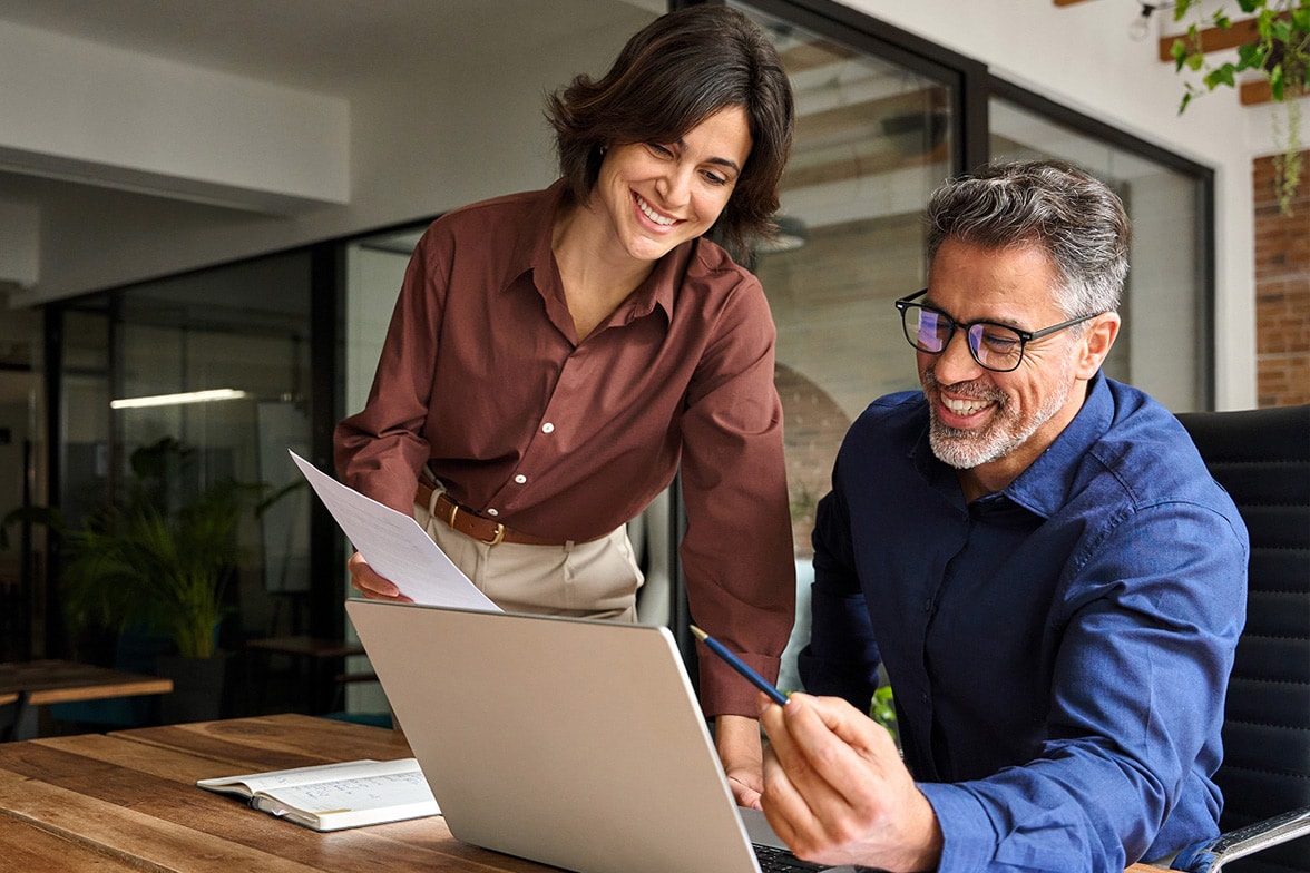 Dos personas analizando la inversión en ETFs o fondos indexados